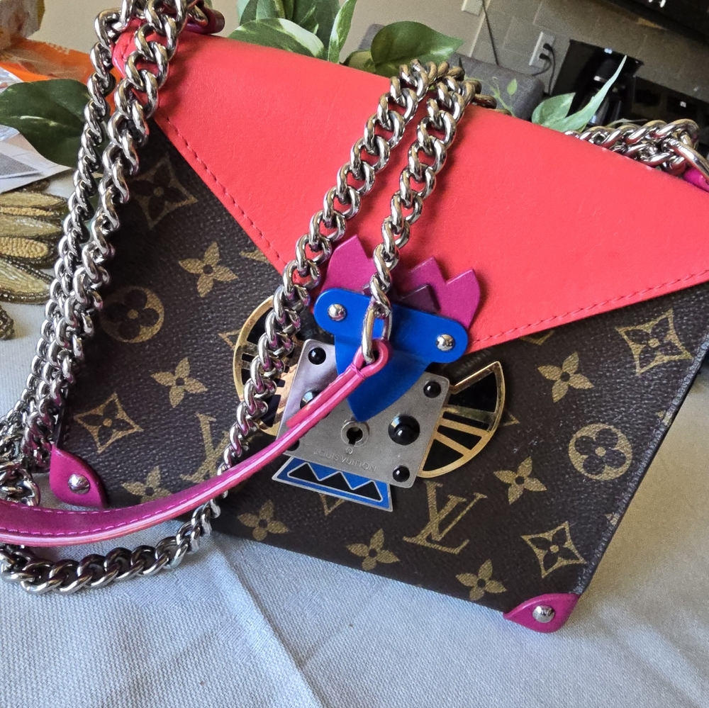 Authentic Louis Vuitton Tribal Monogram Crossbody Bag - Picture 4 of 16